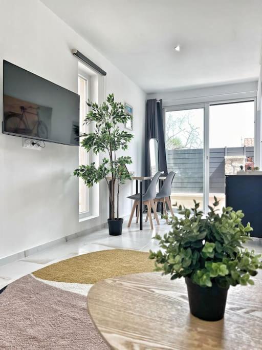 Apartment Neuf, Terrasse Privee, A Pieds