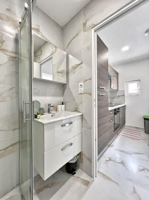 Apartment Neuf, Terrasse Privee, A Pieds Six-Fours-les-Plages